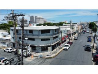 Edificio de esquina en Ave. Eleanor Roosevelt