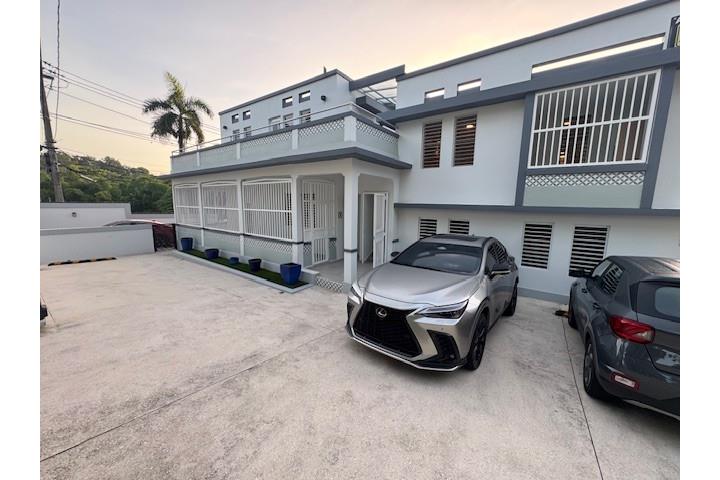 Urbanizacion-Santa Clara BSM Apt # 4 - precioso al lado de Santa Clara Apartamento/WalkUp en Guaynabo