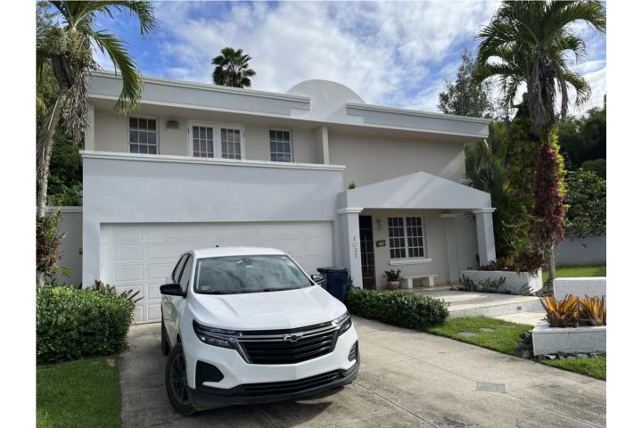 Urbanizacion-Valles Del Lago Con piscina y terraza Casa en Caguas