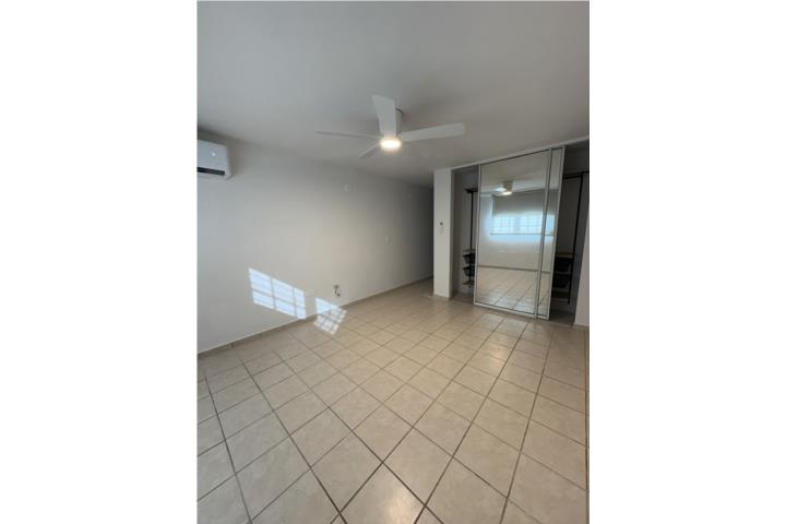 Condominio-Lago Playa Cond. Lago Playa Apartamento/WalkUp en Toa Baja - Levittown