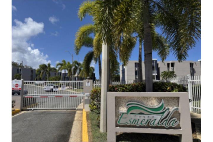 Condominio-Paseo Esmeralda Apartamento en Excelentes Condiciones Apartamento/WalkUp en Fajardo
