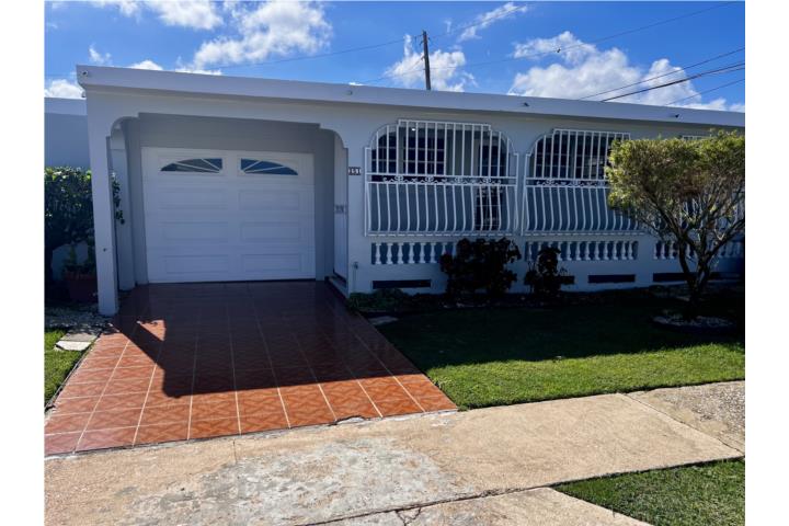 Urbanizacion-San Demetrio Amplia propiedad a pasos de la playa Casa en Vega Baja