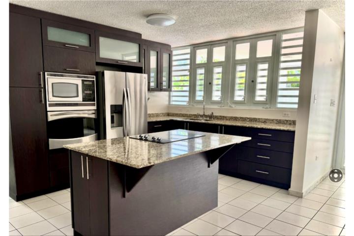 Urbanizacion-Estancias Reales MOVE IN READY w/ POOL FULLY RENOVATED Casa en Guaynabo
