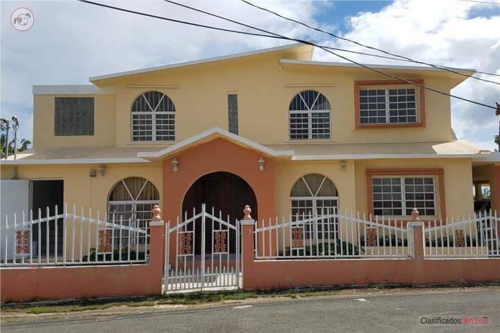 Comoda residencia.  Marquesina doble.