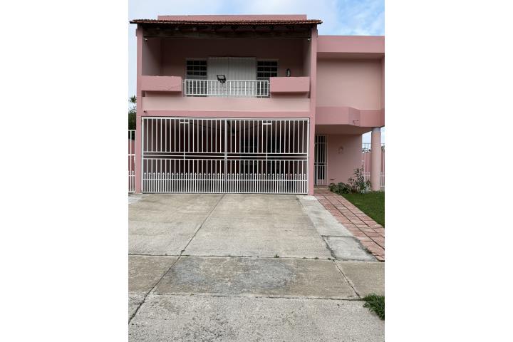 Zona Comercial-Humacao Shopping Center Nueva en el mercado Los Sauces Casa en Humacao