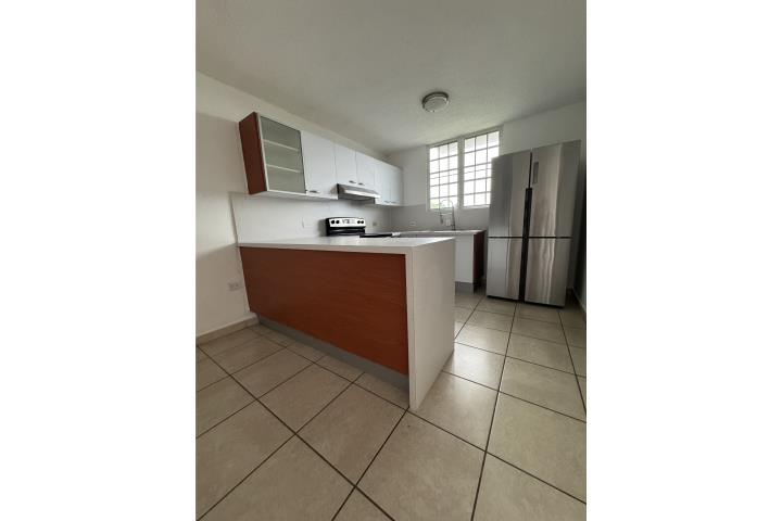 Condominio-Colinas Del Bosque P/H grande 3 pisos exc vista y ubicación Apartamento/WalkUp en Bayamón