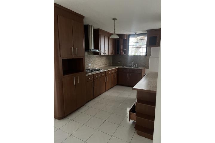 Urb El madrigal 3 cuartos piscina 21/2 baños