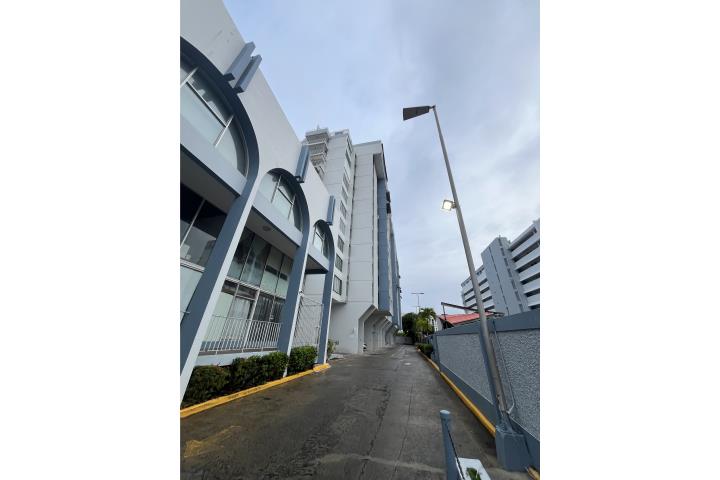 Condominio-New San Juan Isla Verde 3rd floor 1 park remodel 1-1$2,100 Apartamento en Carolina - Isla Verde