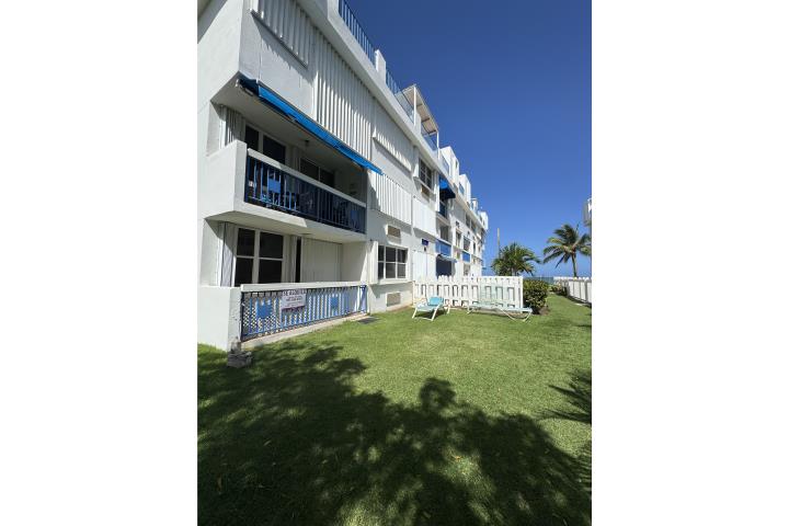 Condominio-Costamar Beach Village Apartamento garden en la playa y 2 piscinas Apartamento/WalkUp en Loíza