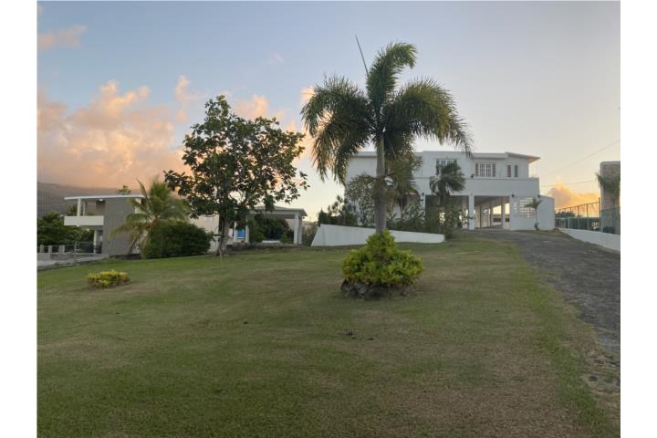 Casa de 2 niveles 5 cuartos 3 baños