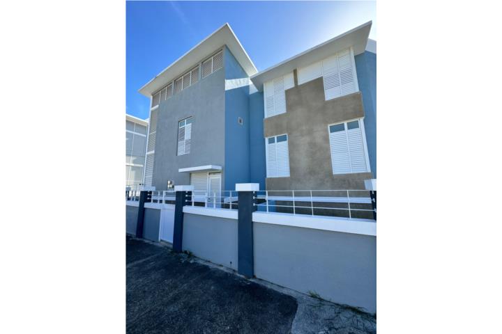 APT A PASOS DE LA PUCPR Y ESC DERECHO