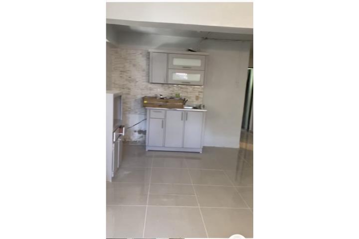 Remodelado apt 1h grande 1bano agua/Luz $750