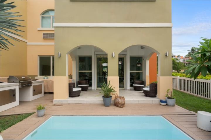 Aquabella, Townhouse de esquina con piscina