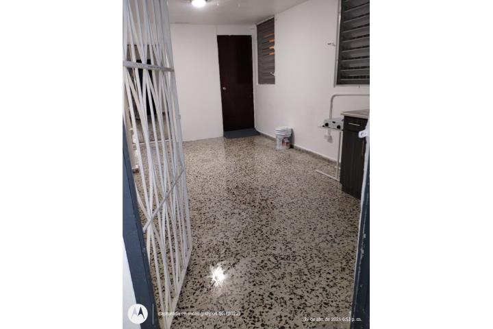 Se alquila en urb villa nueva con agua y luz