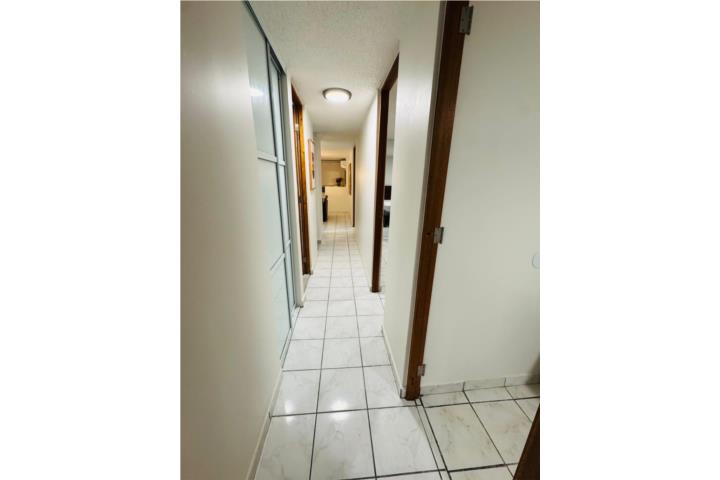 Apartamento Remodelado y Amueblado $2,400