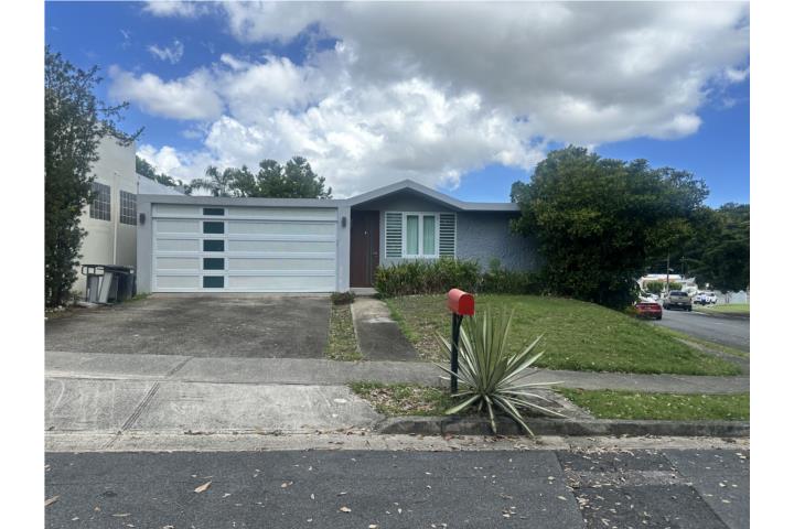 Guaynabo -  Moderna casa terrera