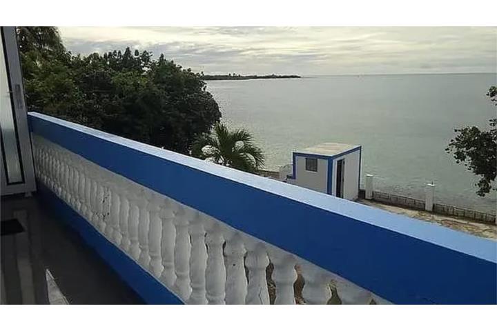 Seafront 2-3 BR House in Ponce w Seaside Yard