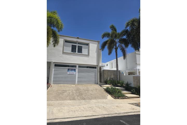 Bello y amplio townhouse