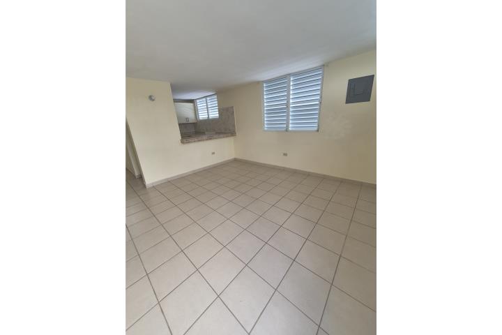 AlquilApto 2 cuartos con agua y luz Yabucoa
