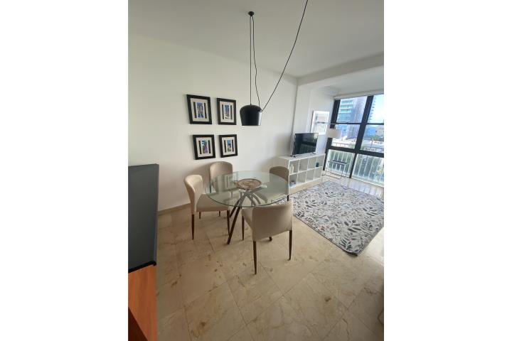 Remodelado-a pasos de la playa
