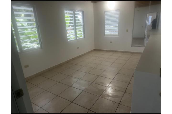 Alquiler apto. Caguas. Incluye agua y luz.