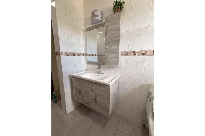 Renta casa 2do nivel 3 cuartos /1baños