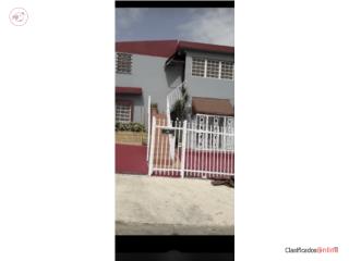 Atrás de la casa entrada al lado