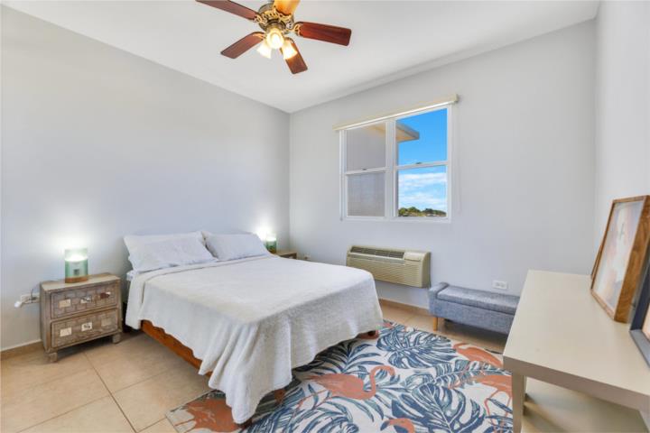 En el corazón de Puntas, Rincón, una de las zonas más deseadas, Poinciana Apartments PH A-7 es un pe