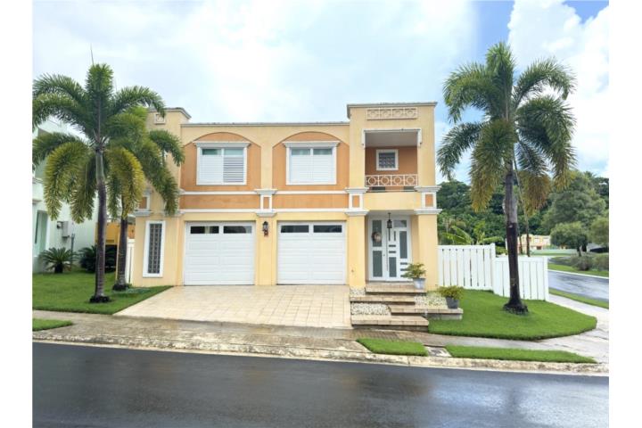 Casa de Esquina con terraza en talud.