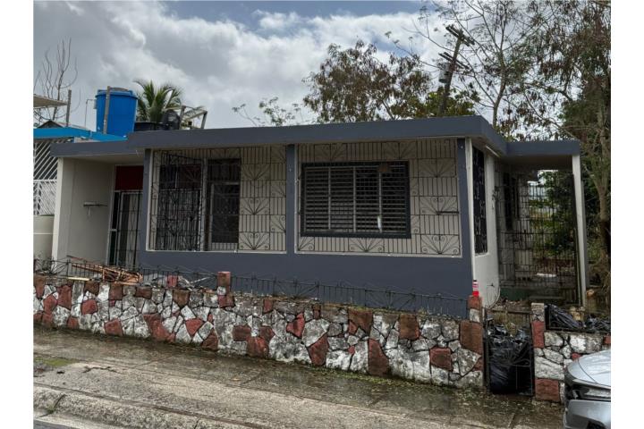 Amplia propiedad de 2 habitaciones (expandible a 3h) y 2 baños, garage para 1 auto y amplio patio.