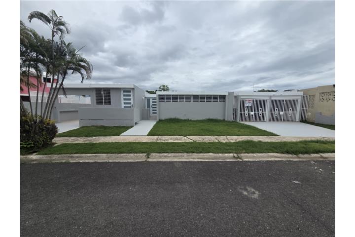 Casa Espaciosa de un Solo Nivel a Pasos de la Playa – Villa Palmira, Humacao Ubicada en una de las c
