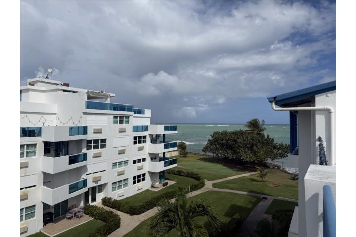 Apartamento penthouse con vista al mar.