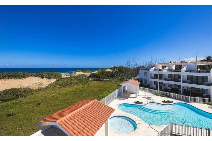 Este condominio completamente amueblado se encuentra a solo 30 segundos a pie de la playa y ofrece v