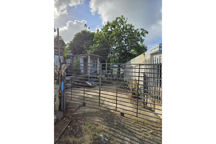 Solar con casa sencilla cemento