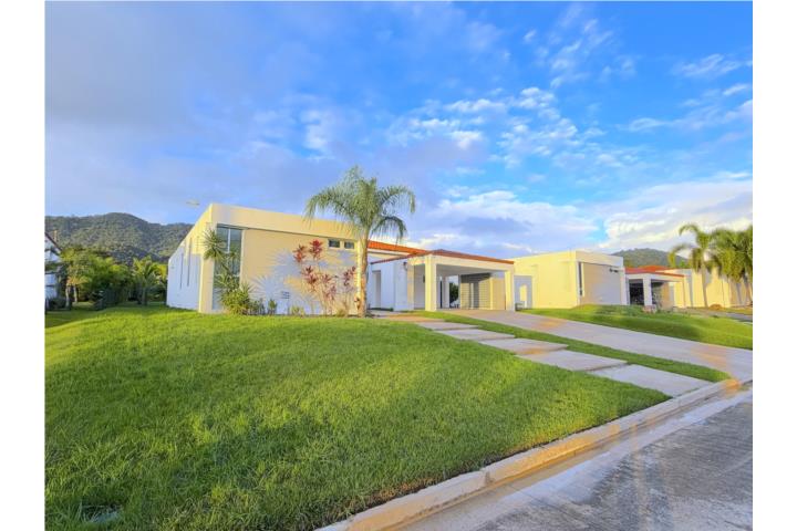 Ubicada en la exclusiva comunidad con control de acceso Los Sueños de Ciudad Jardín en Gurabo, esta