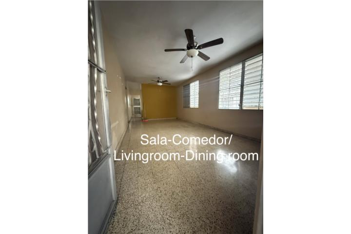 Casa con terraza trasera y balcon al frente.