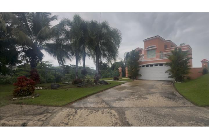 Casa de esquina (Village at the hills)