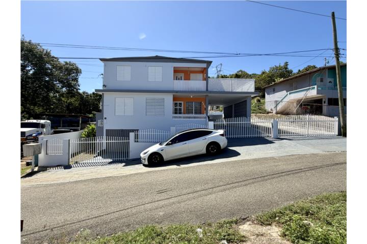 Hermosa Propiedad Multifamiliar de 3 Niveles