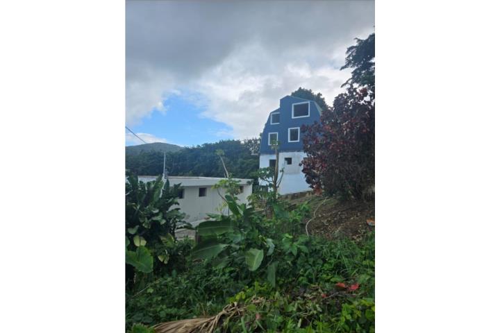 Propiedad con 2 estructuras en construccion