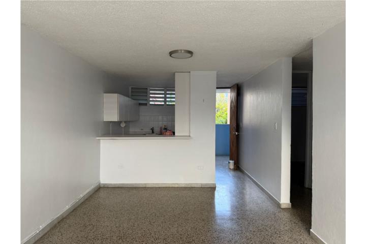 Apartamento en segundo piso, ubicado en condominio de acceso controlado.