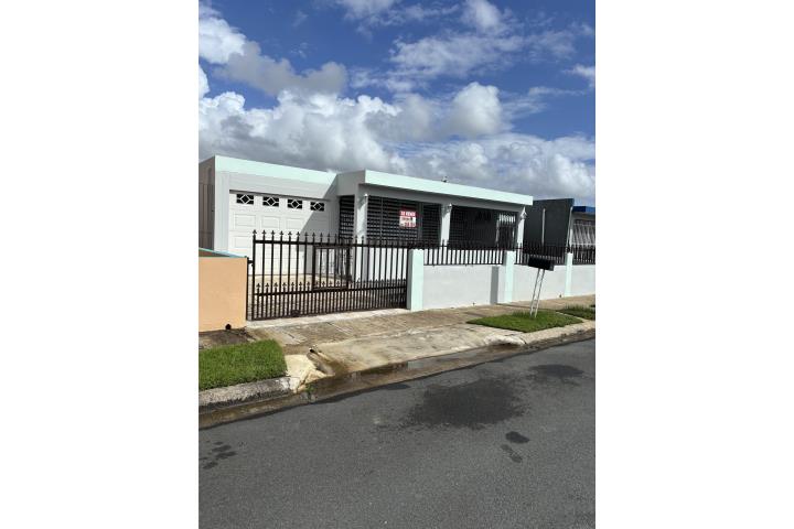 Excelente propiedad ubicada en Villa Universitaria en Humacao.