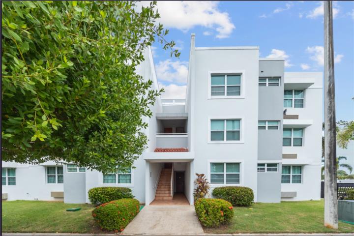 Condominio Veredas del Mar, Vega Baja, PR Atractivo penthouse de dos niveles, ubicado en el tercer p