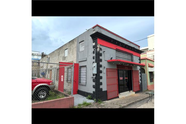 Edificio de 2 niveles en Manati calle princip