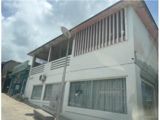 Edificio de 2 niveles en el pueblo