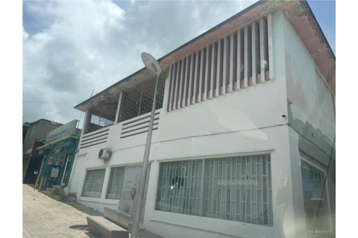 Edificio de 2 niveles en el pueblo