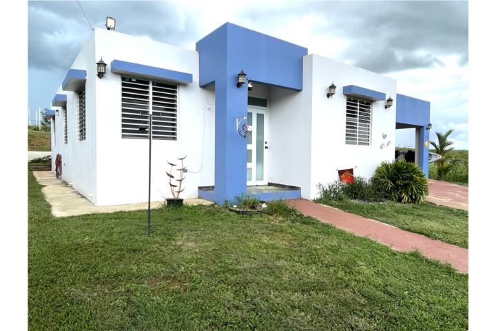 Casa con placas solares y solar amplio