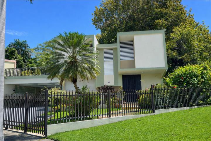 Residencia de Dos Plantas, 5 Cuartos, 3 Baños