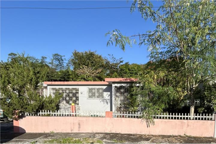 Urb Las Delicias, Ponce, con marquesina