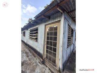 SE REGALA CASITA DE MADERA Y ZINC