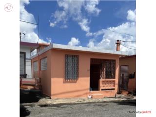 Pequeña casa en el centro del pueblo